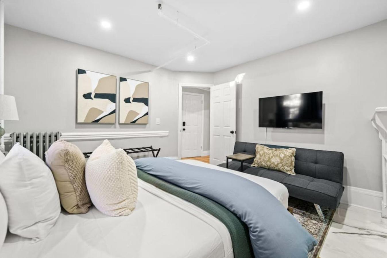 Newly Renovated 2br W Rare Private Backyard And Bbq Nhà nghỉ
