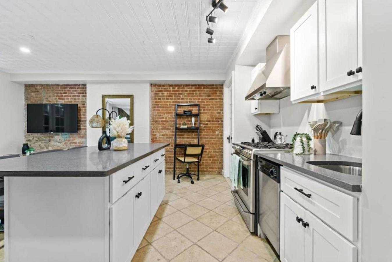 Newly Renovated 2br W Rare Private Backyard And Bbq Nhà nghỉ