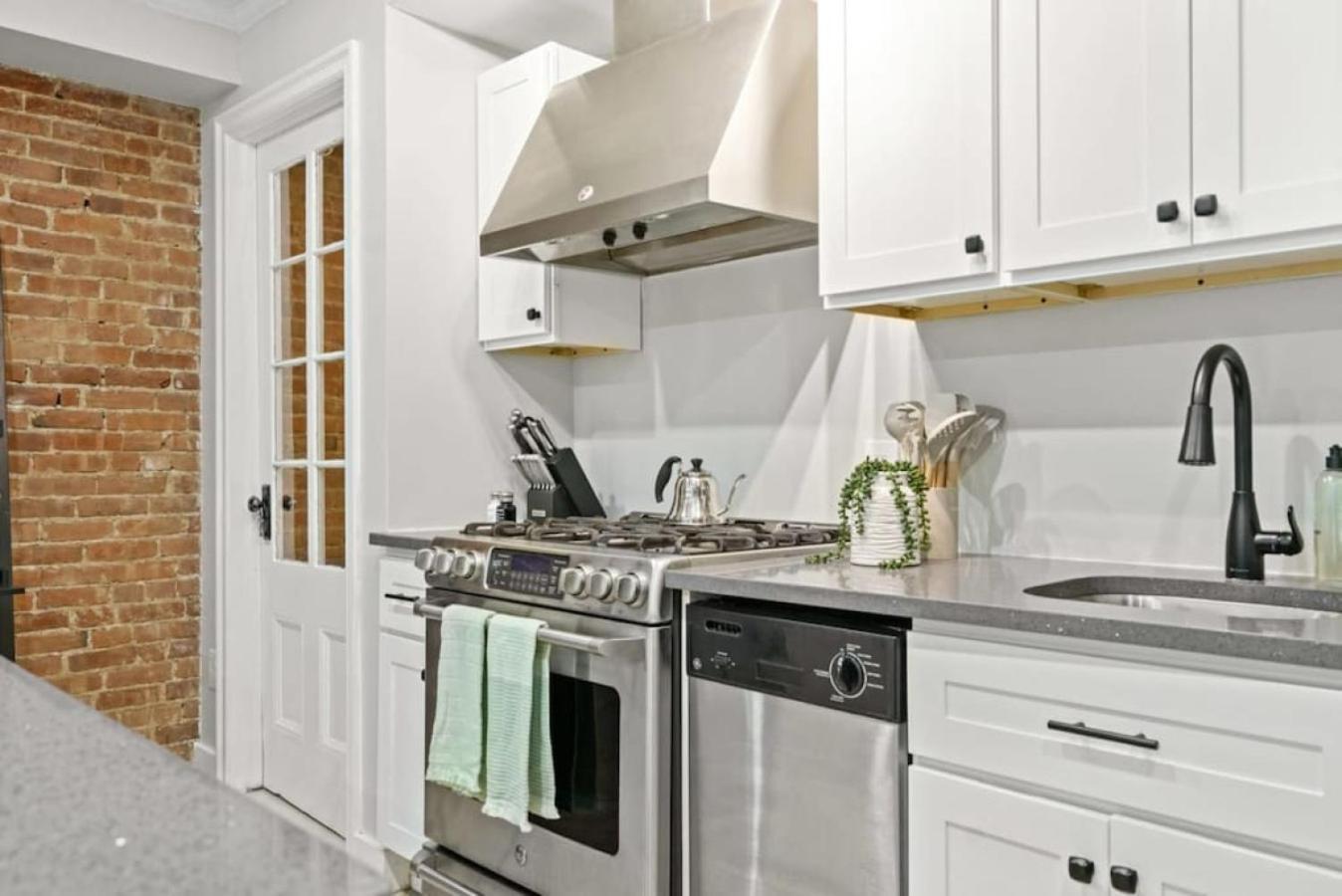 Newly Renovated 2br W Rare Private Backyard And Bbq Nhà nghỉ