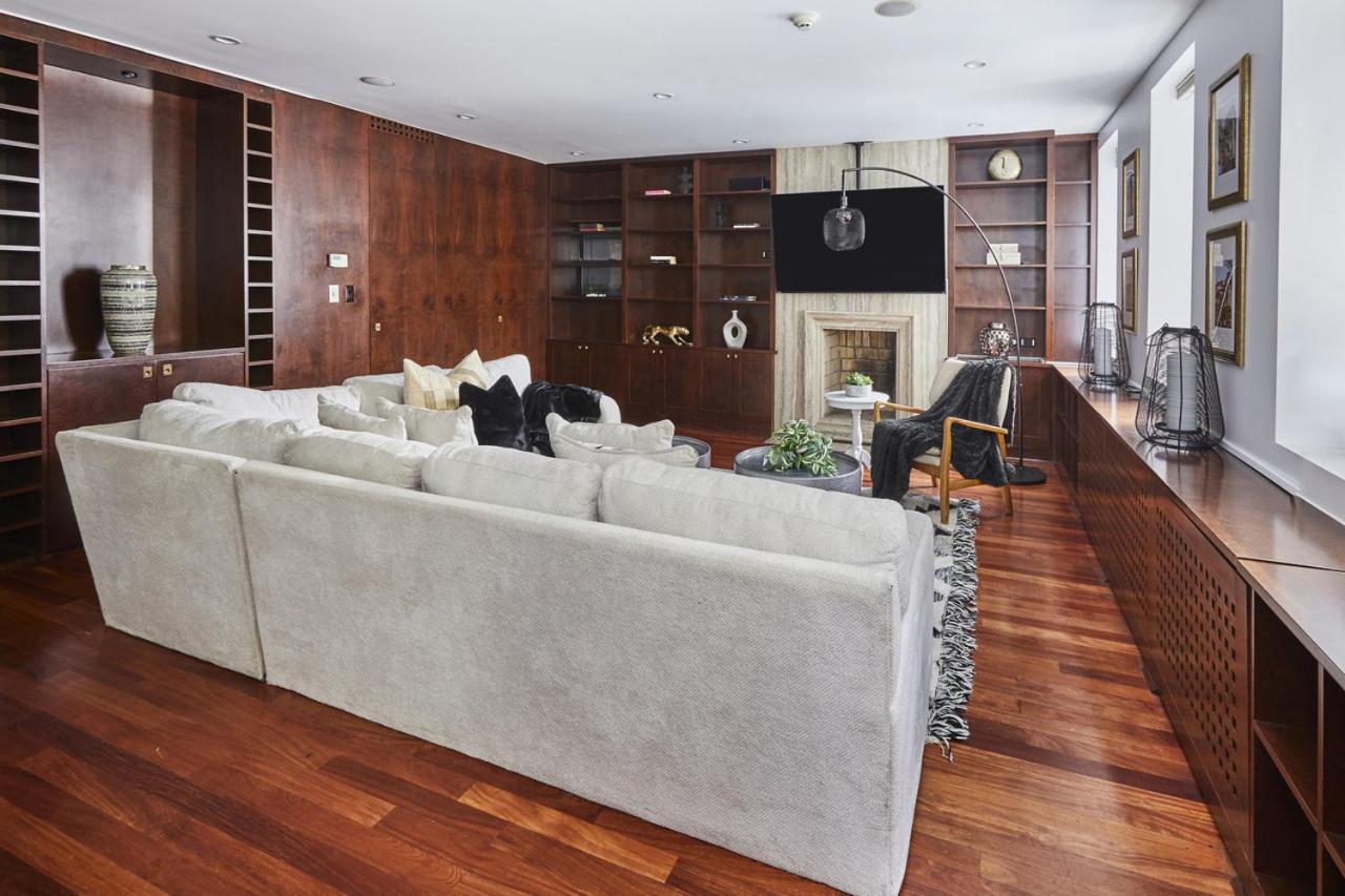 Căn hộ Manhattan Marvel Luxury Living In A Townhome Oasis I The Atrium I *