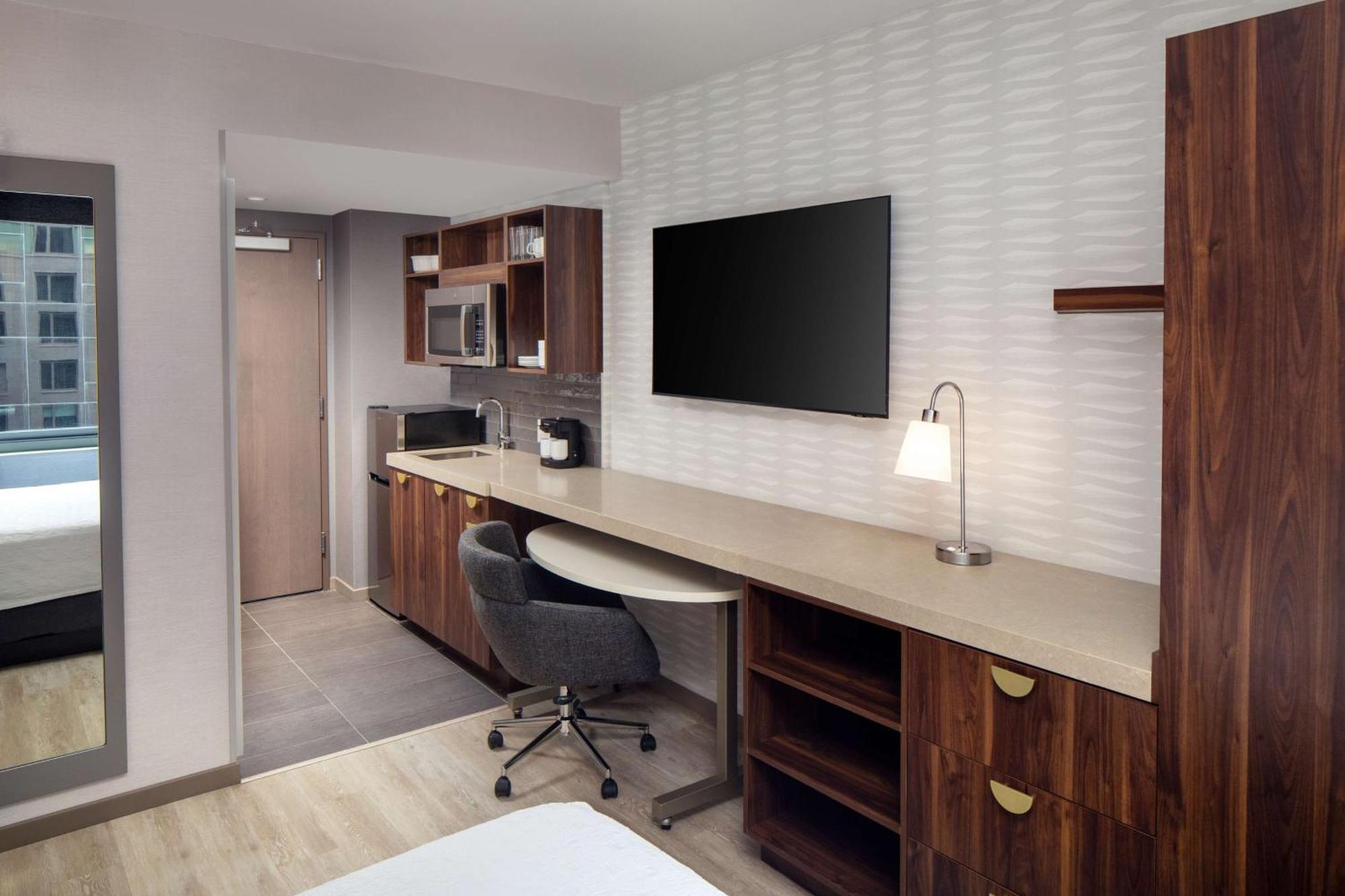 Khách sạn Home2 By Hilton Times Square 3*