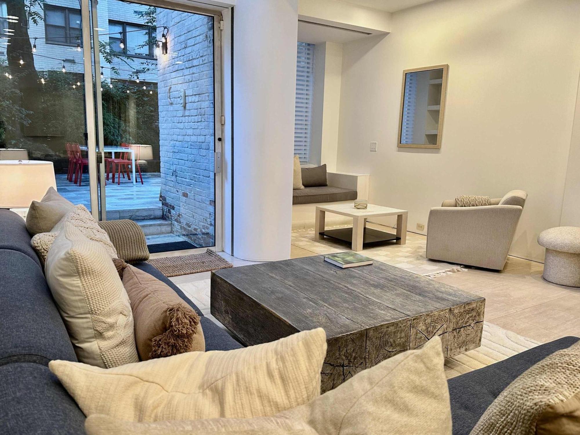 Nhà nghỉ Private Townhome Near Un
