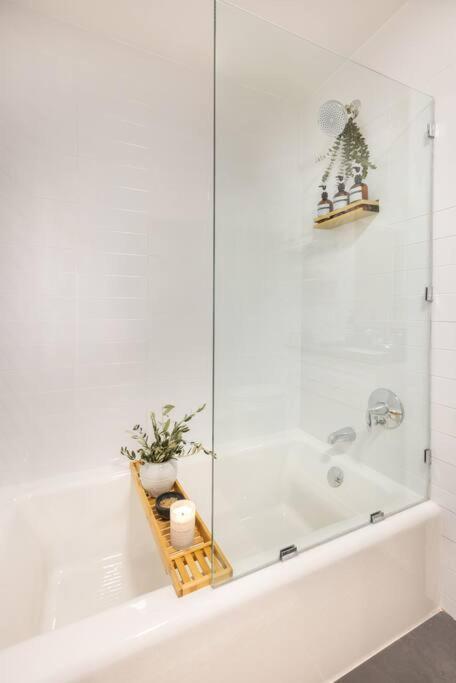 Designer Apt For 6, City Views, Near Times Square! * Nova York