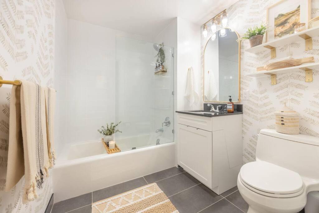 Designer Apt For 6, City Views, Near Times Square! * Nova York