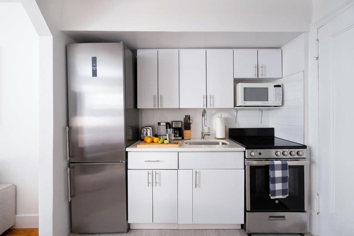 444-3a Newly Renovated 1br - Elevator Building