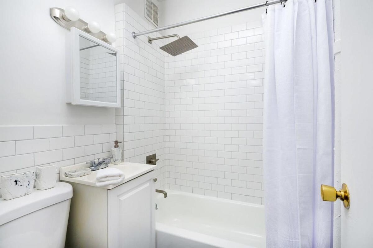 74-1c New With Private Outdoors - Gym Apartamento