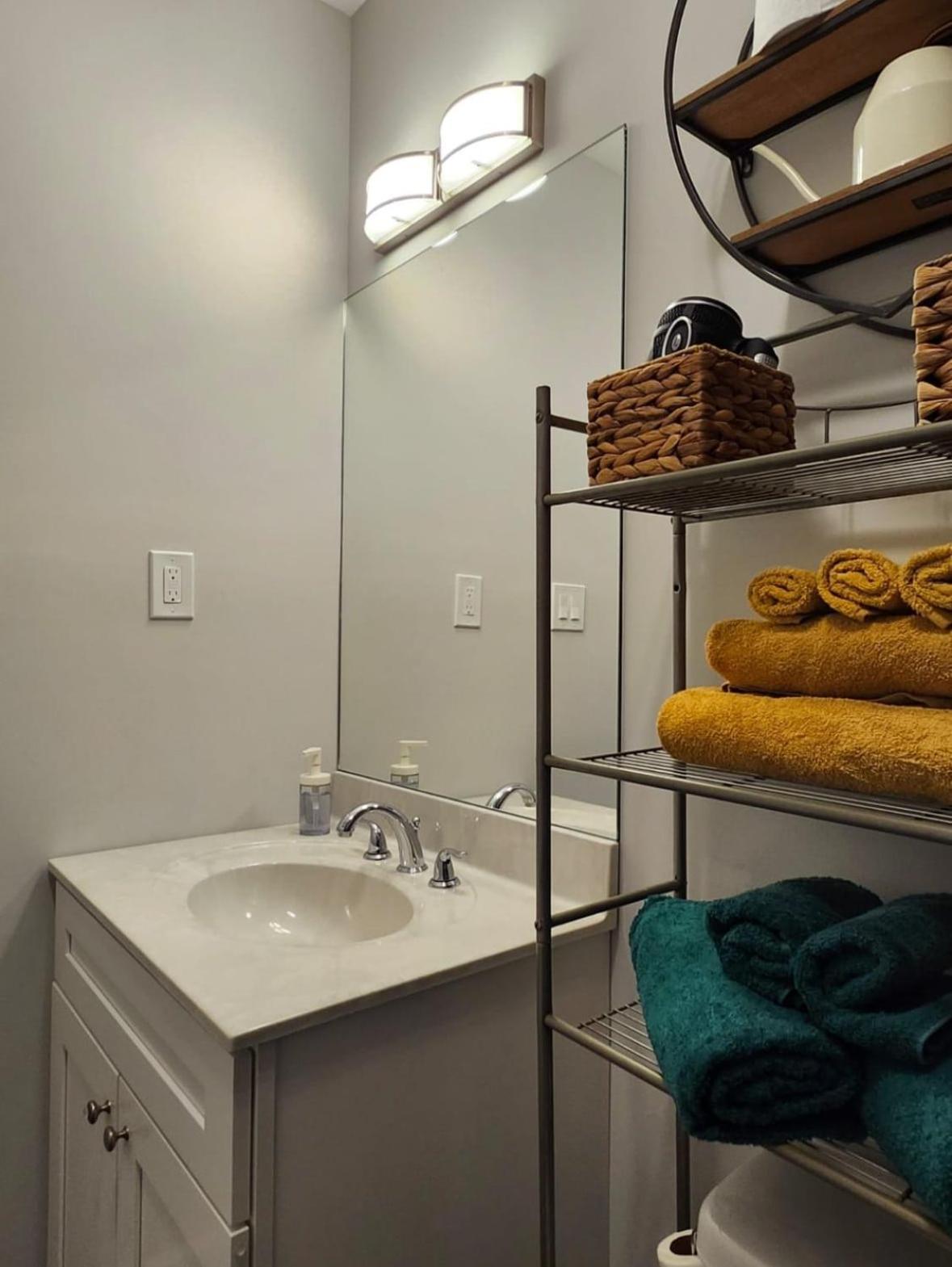Comfy, Cozy, Affordable And Private - Free Parking Hospedagem domiciliar