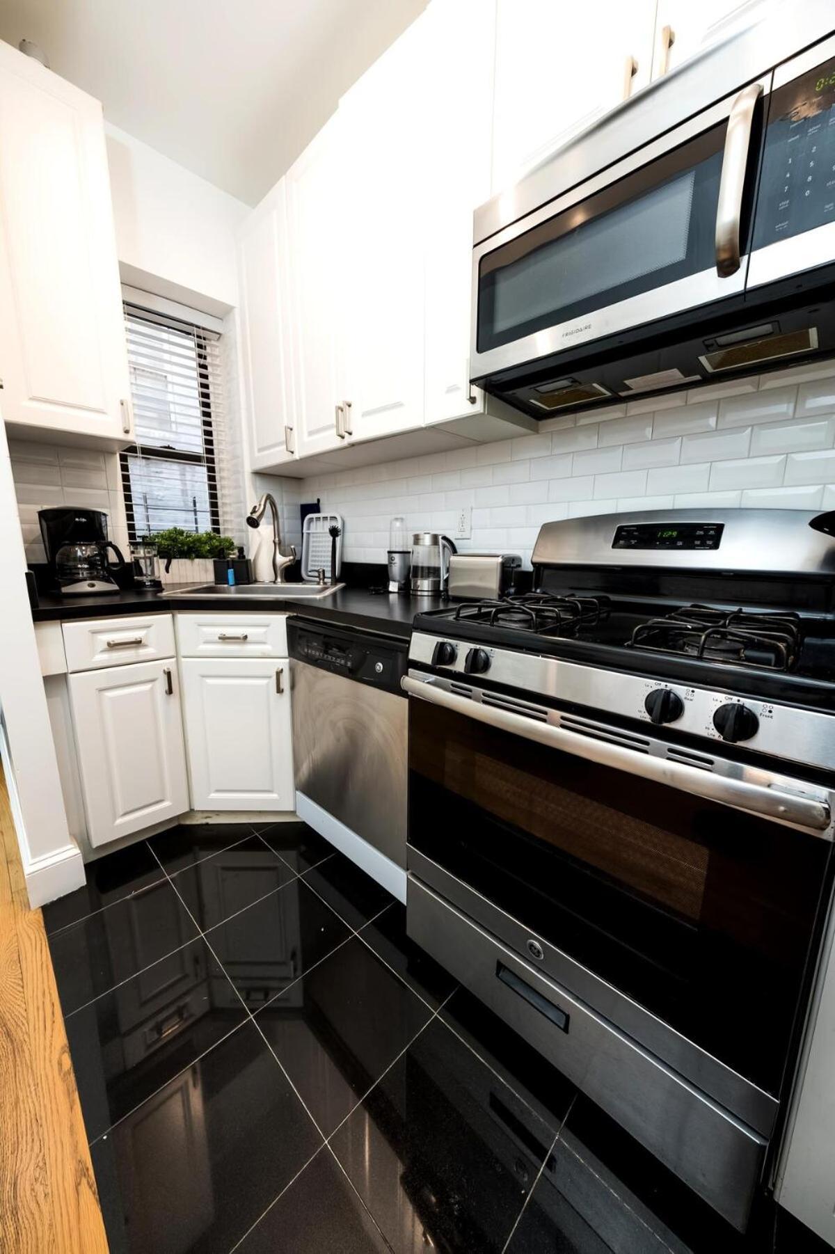 Apartment 3br Two Blocks To Park Elevator, Laundry, Virtual Doorman