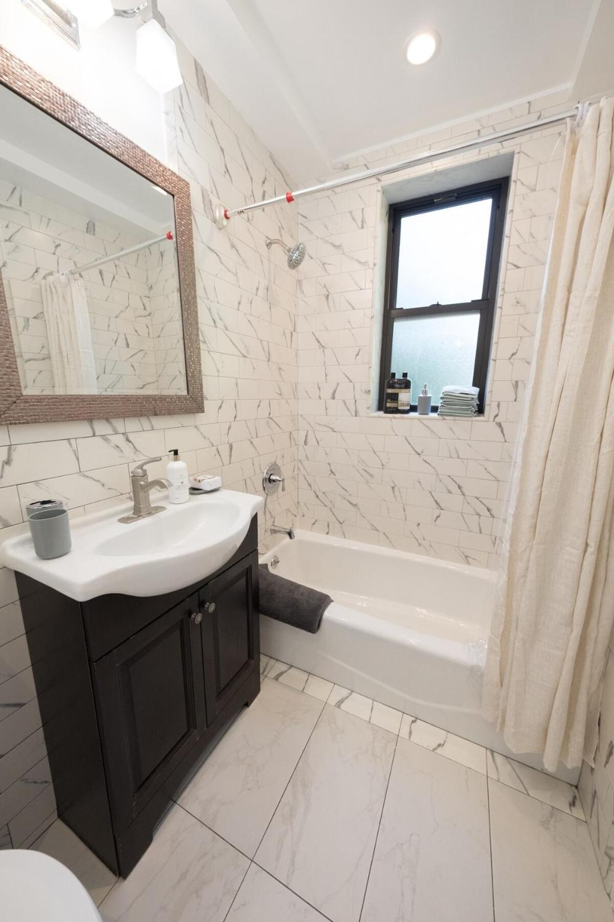 Apartment 3br Two Blocks To Park Elevator, Laundry, Virtual Doorman New York