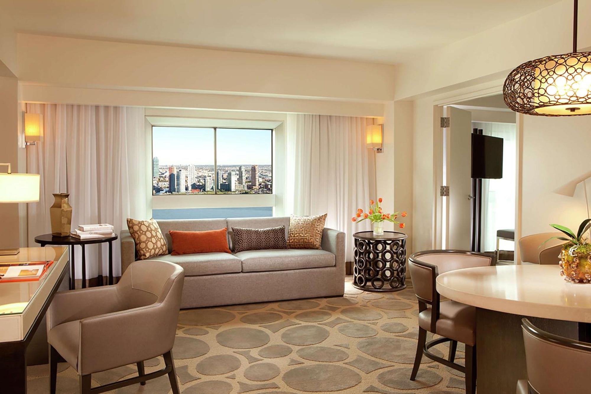 Khách sạn Millennium Hilton One Un Plaza