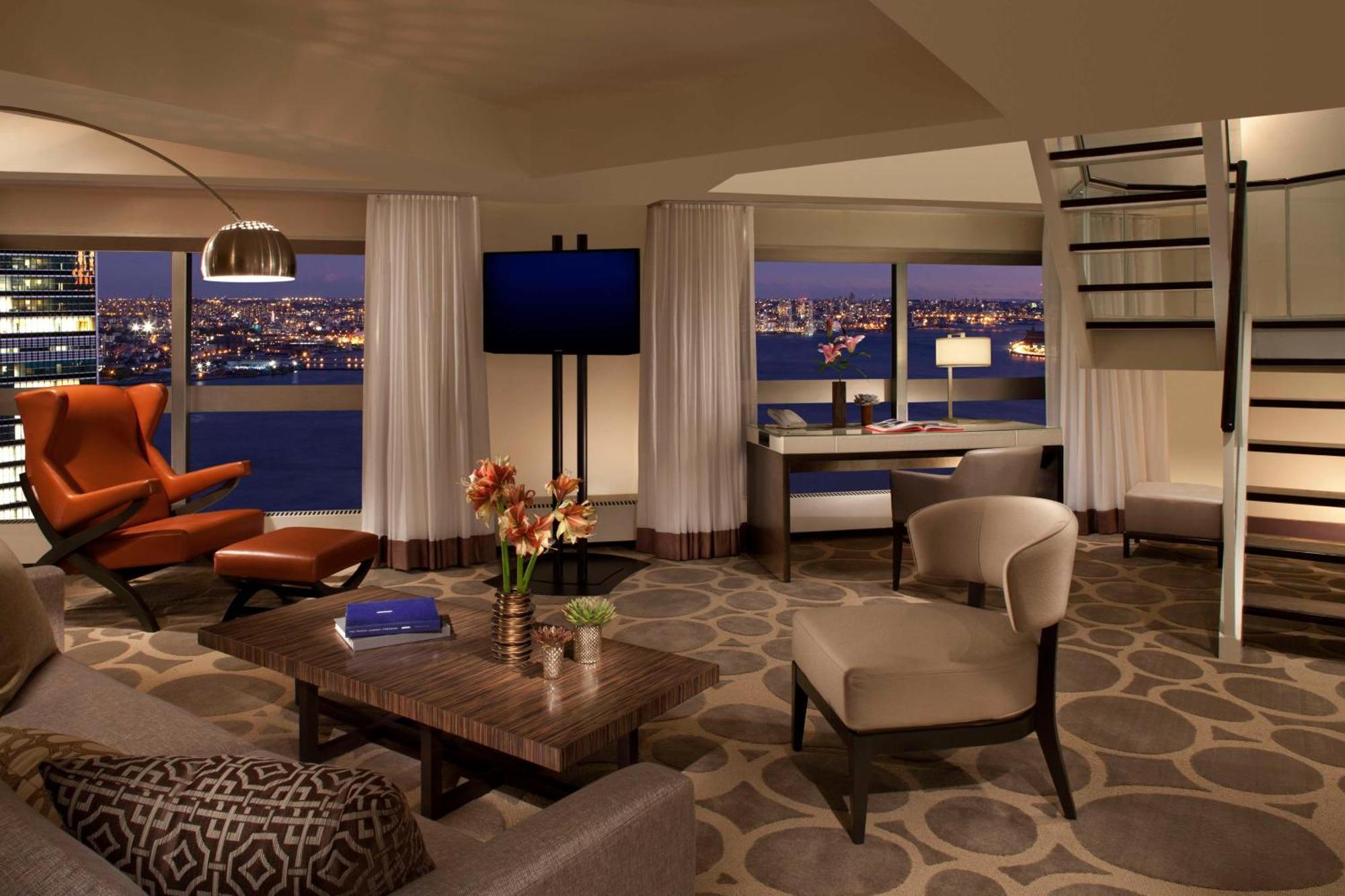 Khách sạn Millennium Hilton One Un Plaza 4*