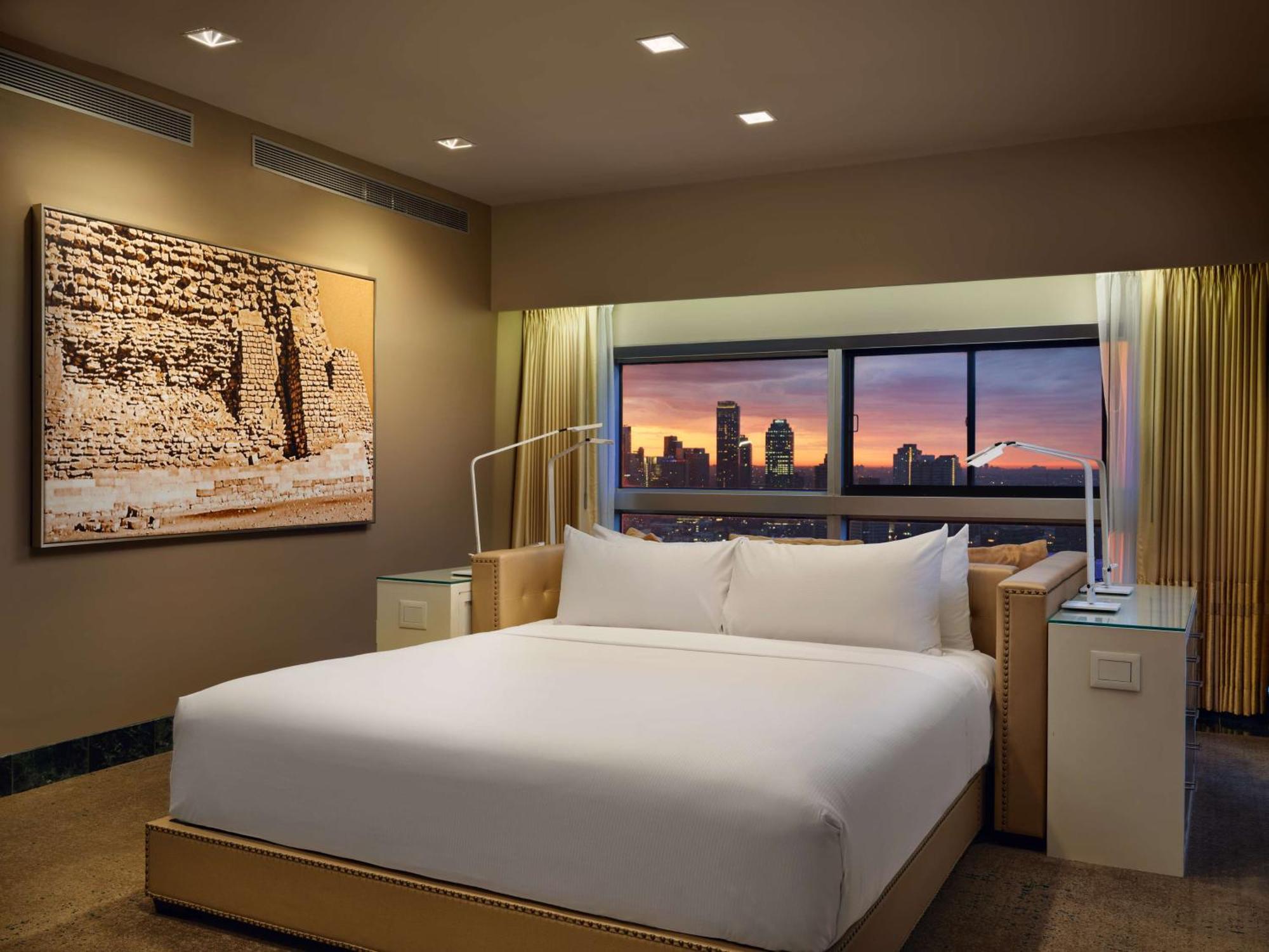 Khách sạn Millennium Hilton One Un Plaza