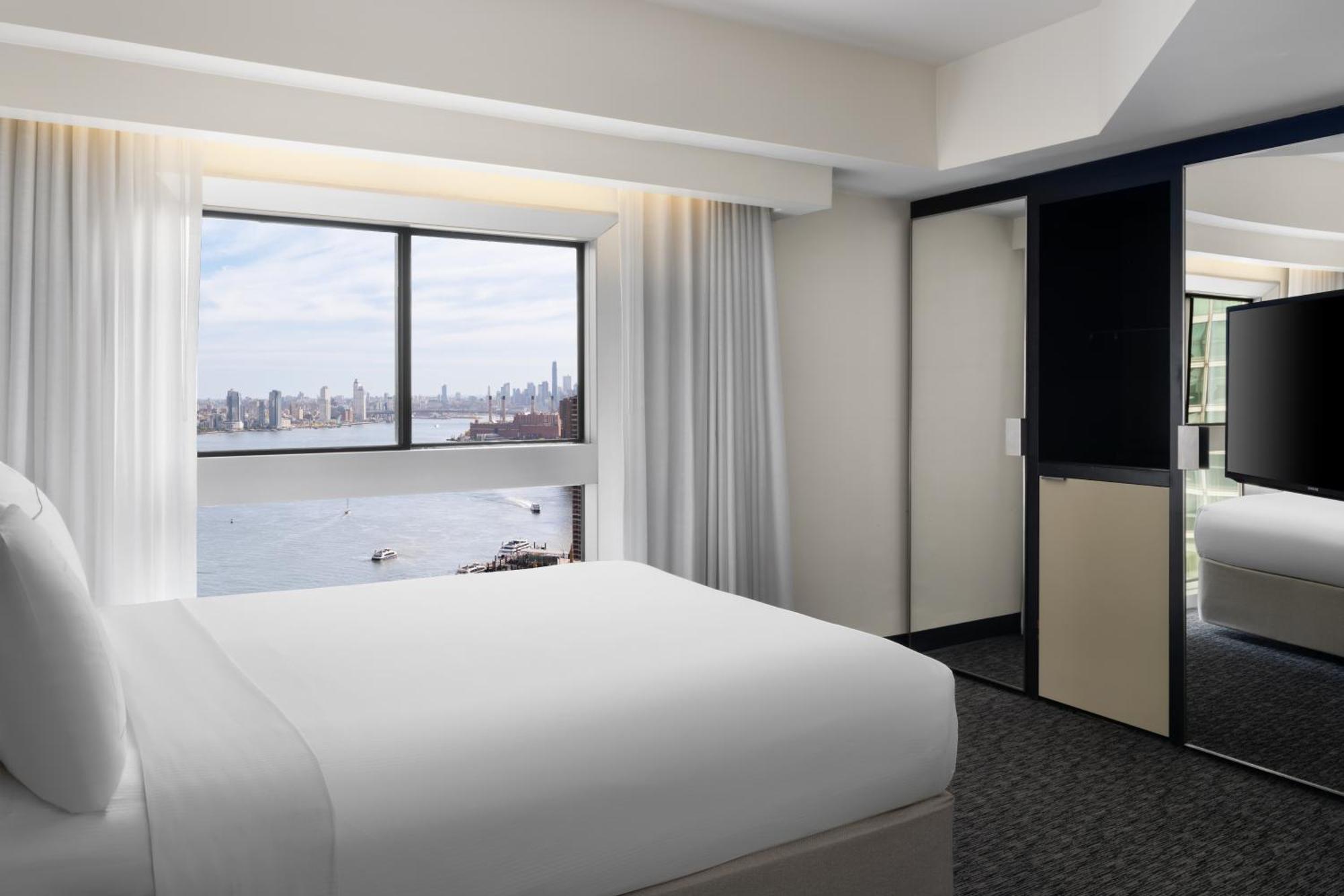 Khách sạn Millennium Hilton One Un Plaza 4*