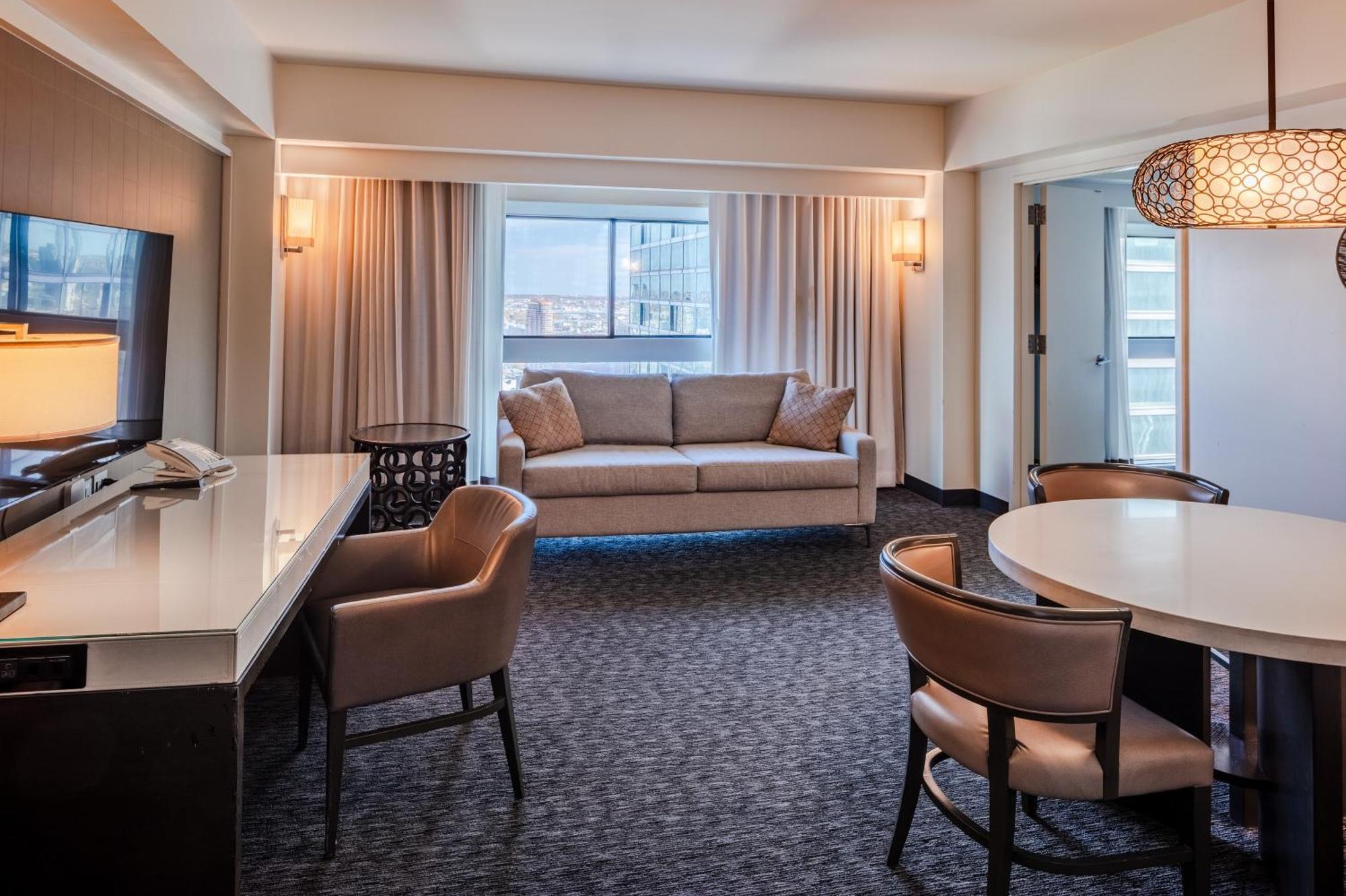 Khách sạn Millennium Hilton One Un Plaza