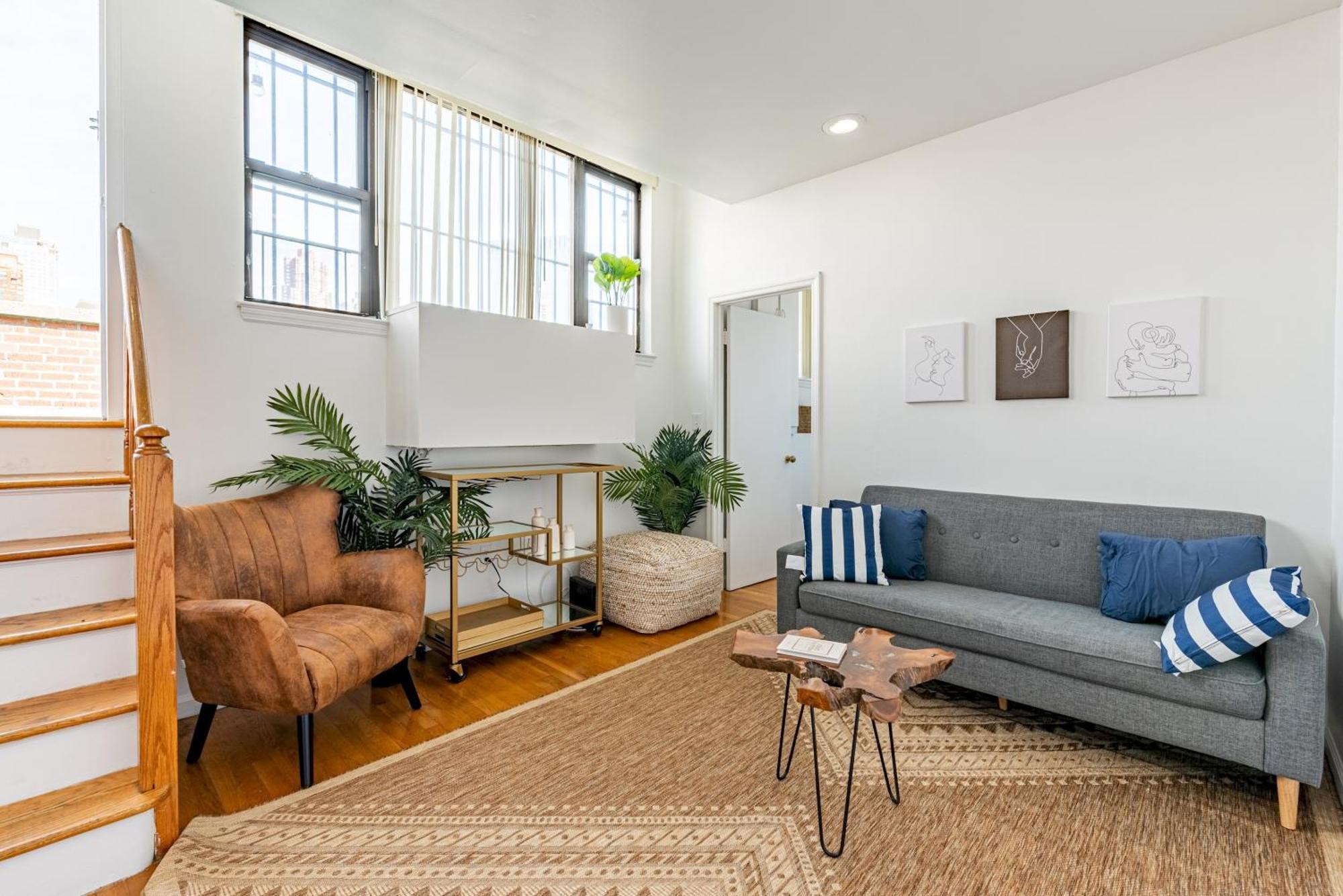 Căn hộ Amazing Furnished 1 Bedroom Penthouse Midtown West