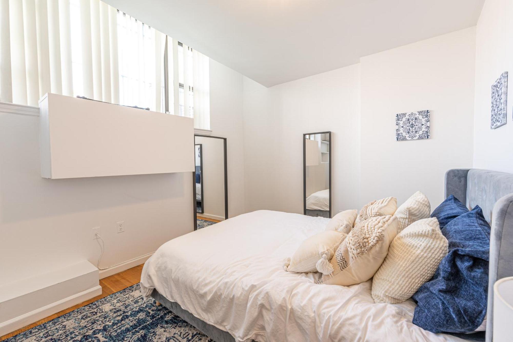 Căn hộ Amazing Furnished 1 Bedroom Penthouse Midtown West New York
