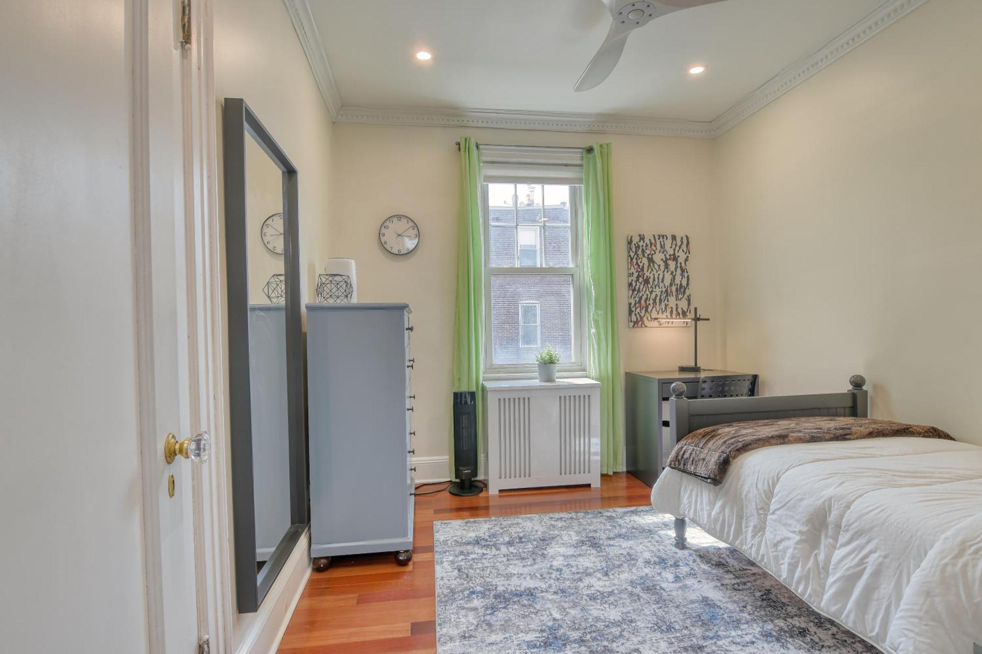 Prime Location, King Beds, Outdoor Space, Bbq Grill, Free Parking, Wifi, Luxe Casa de férias