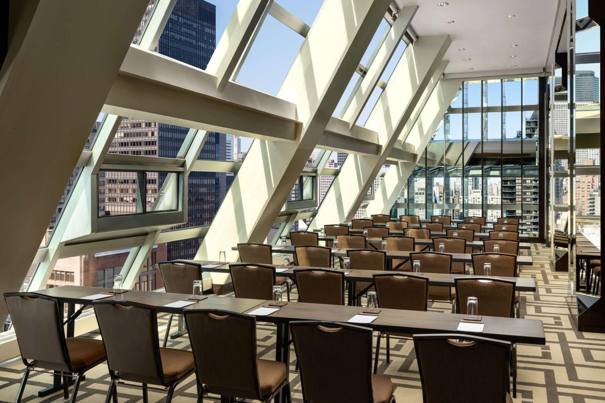 Khách sạn Millennium Hilton One Un Plaza