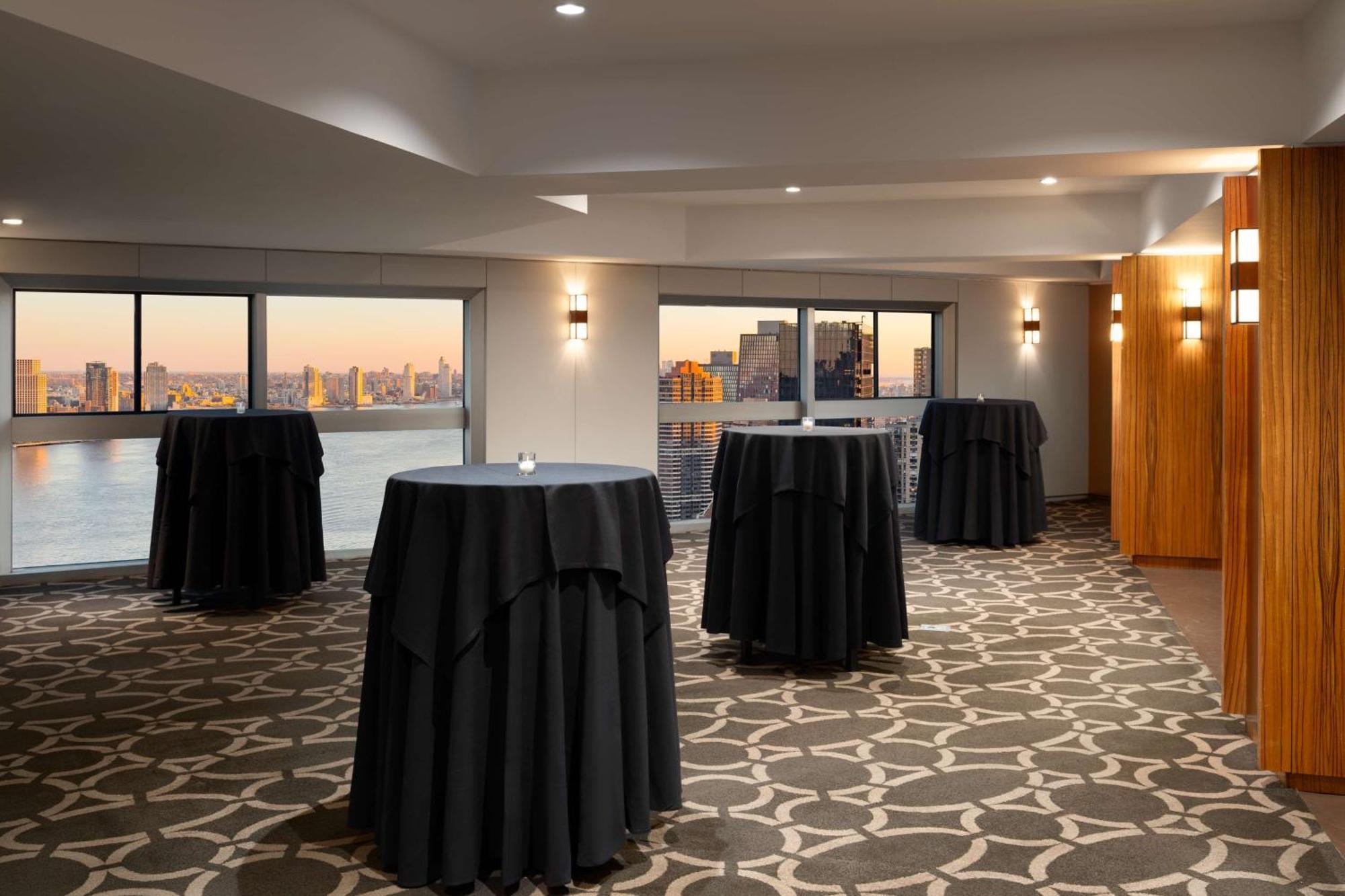 Khách sạn Millennium Hilton One Un Plaza 4*