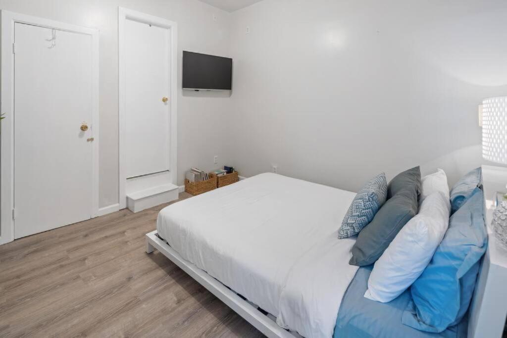 2br Great Location Short Walk To Times Square Apartamento
