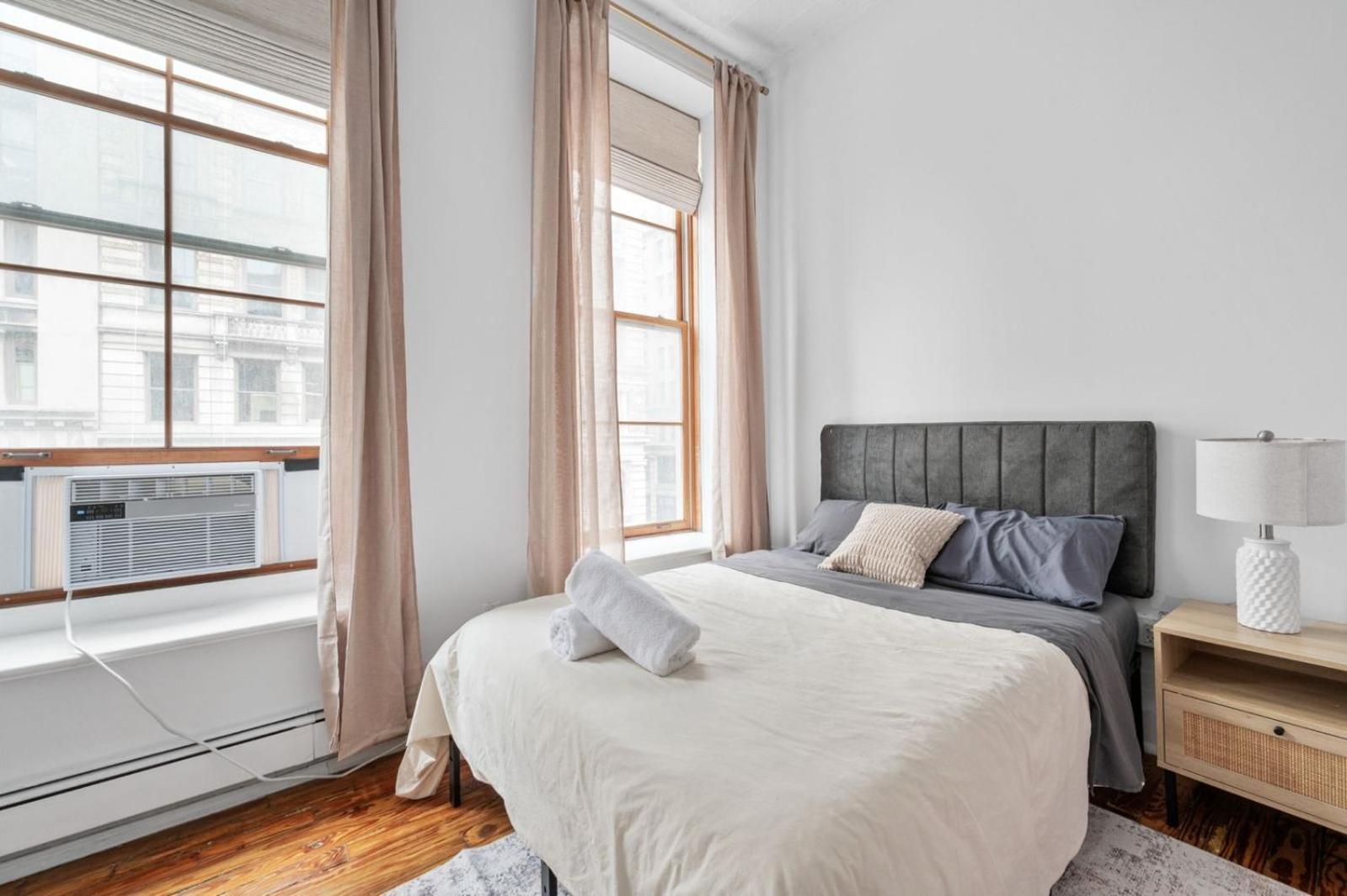 Massive Soho Loft 4 Bedrooms 2 Bath 7 Beds Khách sạn