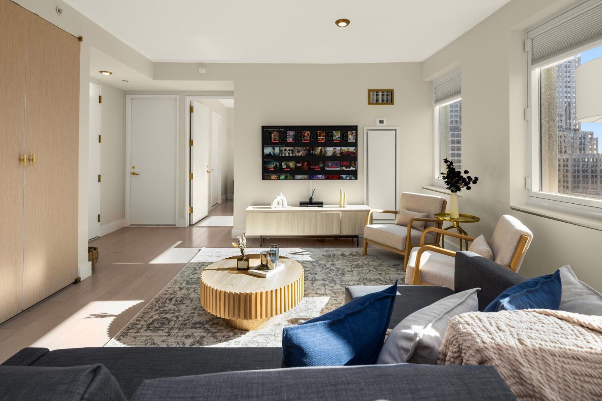 Rare Luxurious 1 Block From Time Square