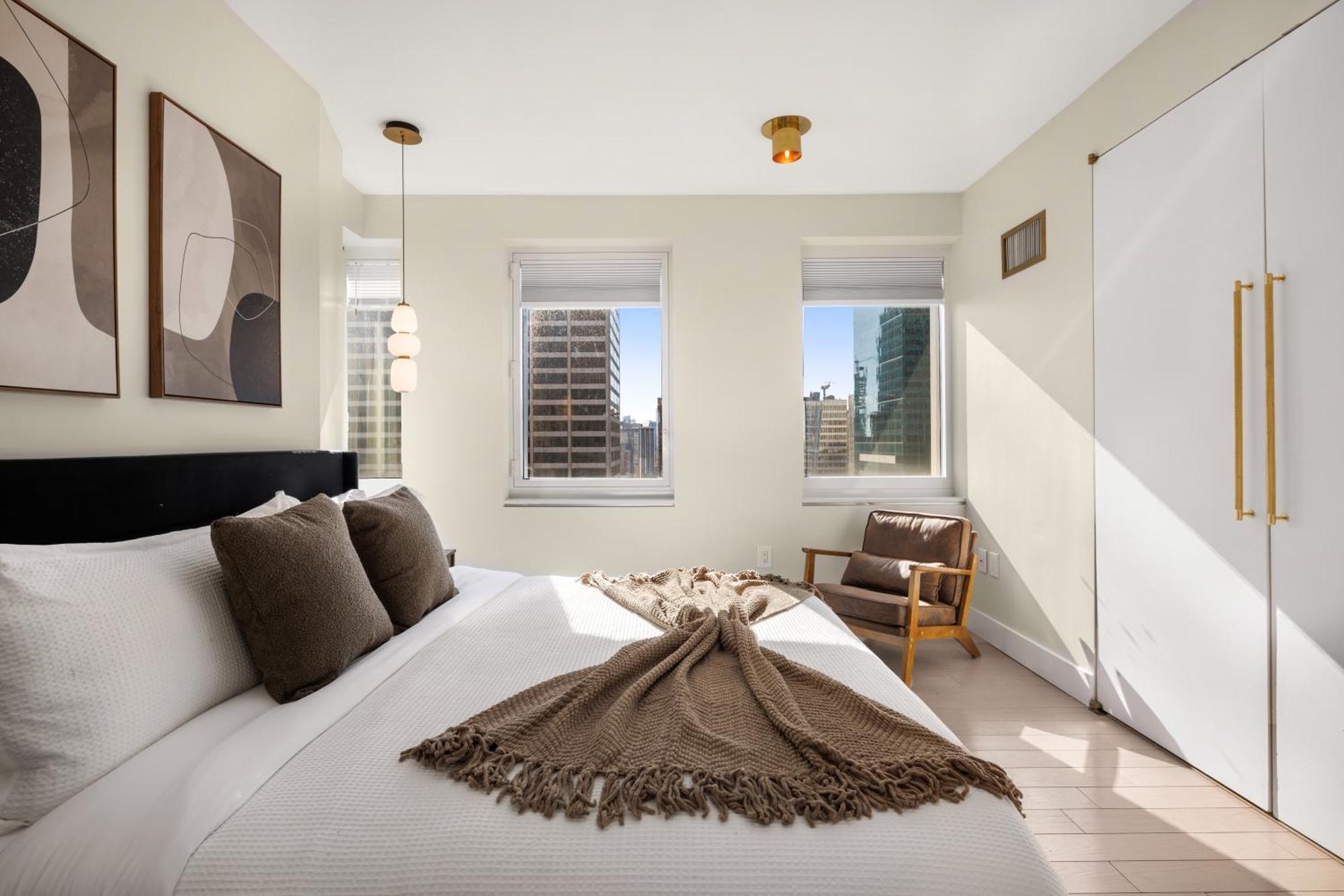 Rare Luxurious 1 Block From Time Square *