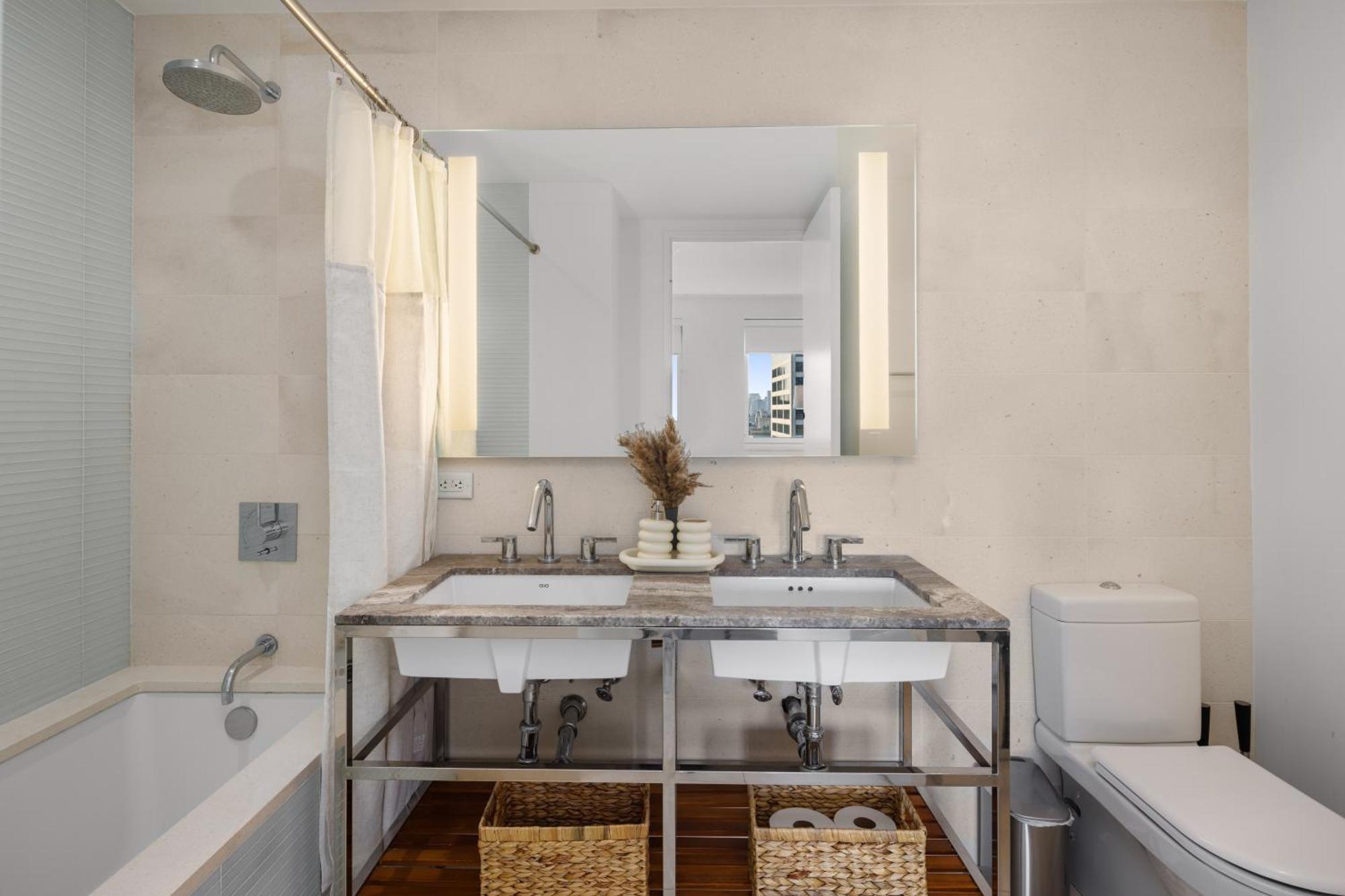 Căn hộ Lavish Two-story Retreat In The Heart Of Manhattan New York