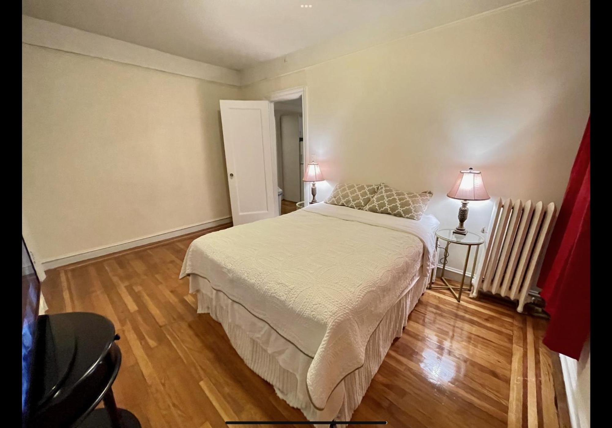 One Bedroom By Month Next To Bronx Zoo *