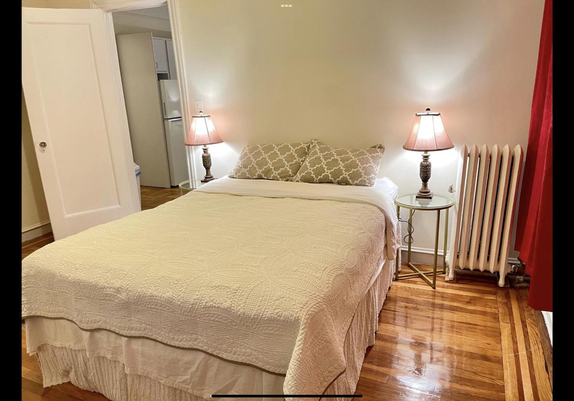 One Bedroom By Month Next To Bronx Zoo *