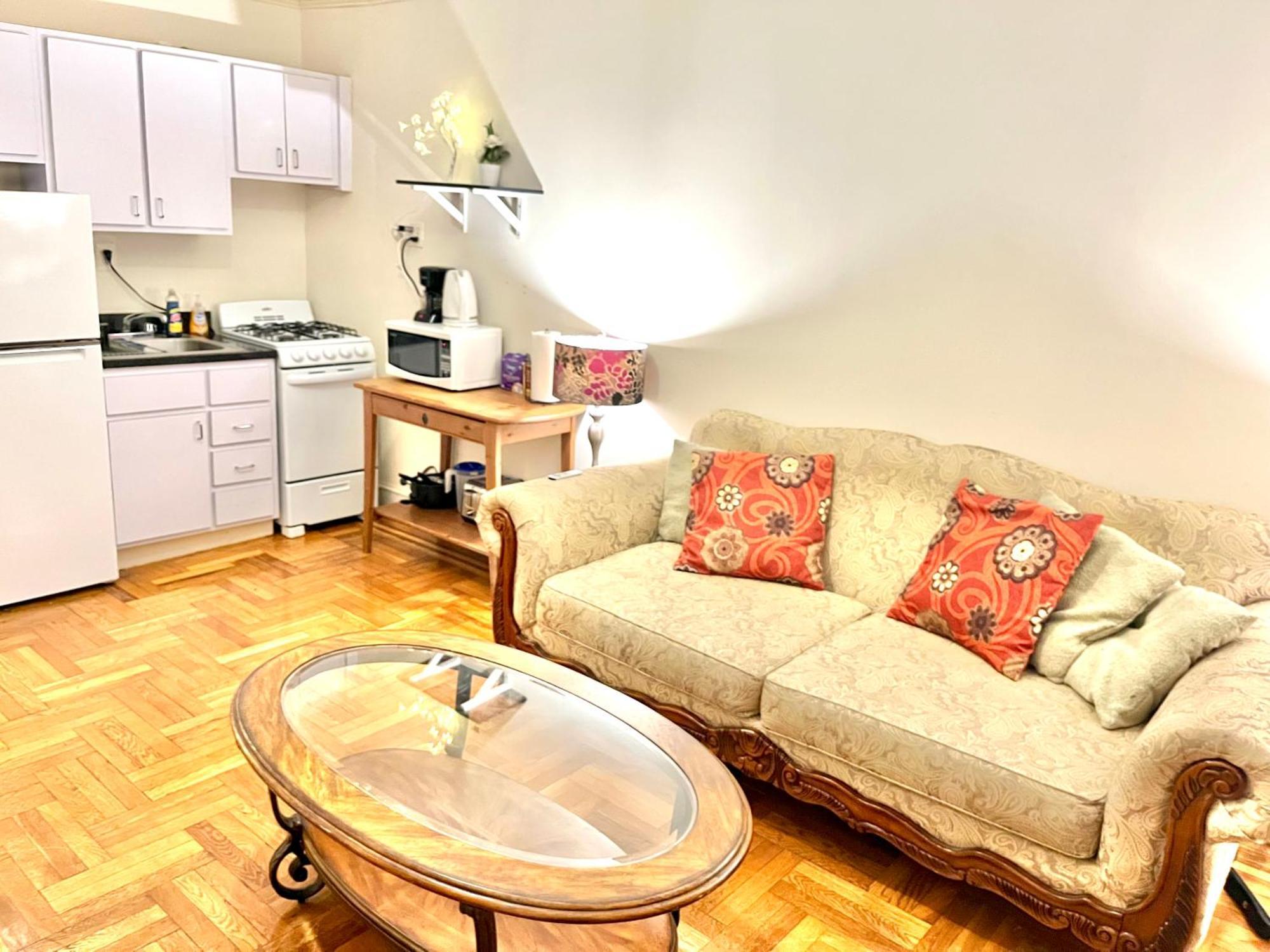 One Bedroom By Month Next To Bronx Zoo Apartment