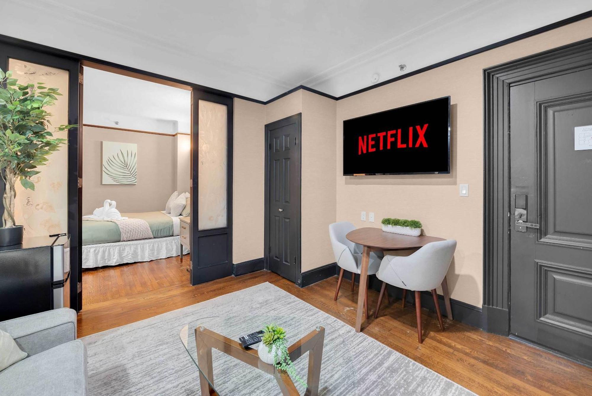 Stylish 2br In The Heart Of The With Gym Apartamento