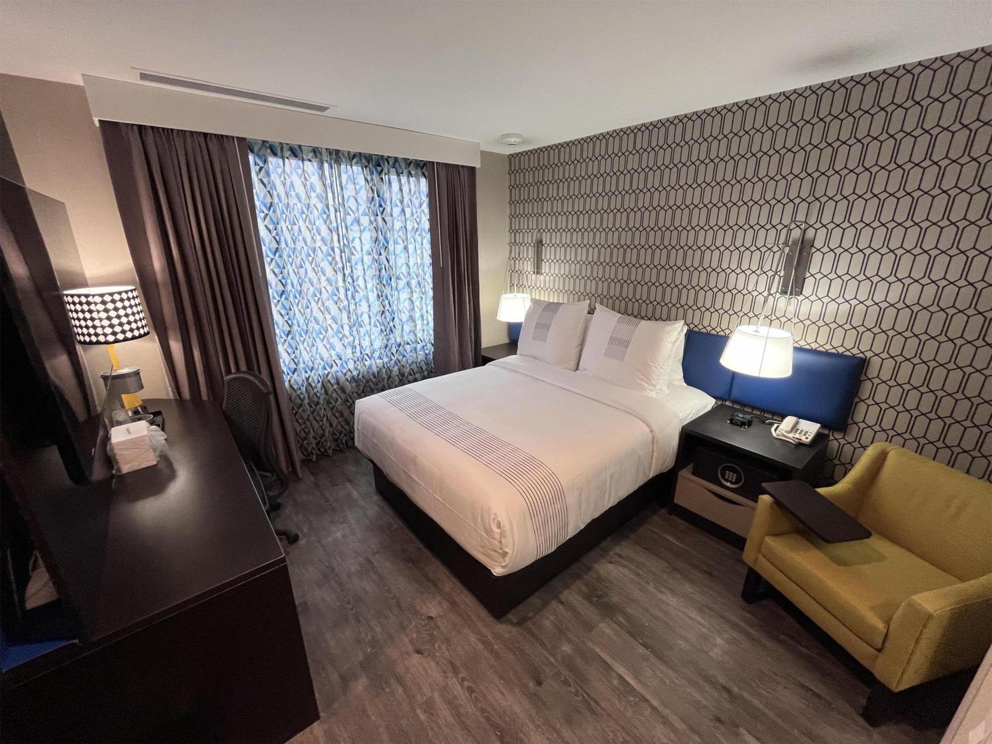 Hotel Glo Western Bronx Nyc New York