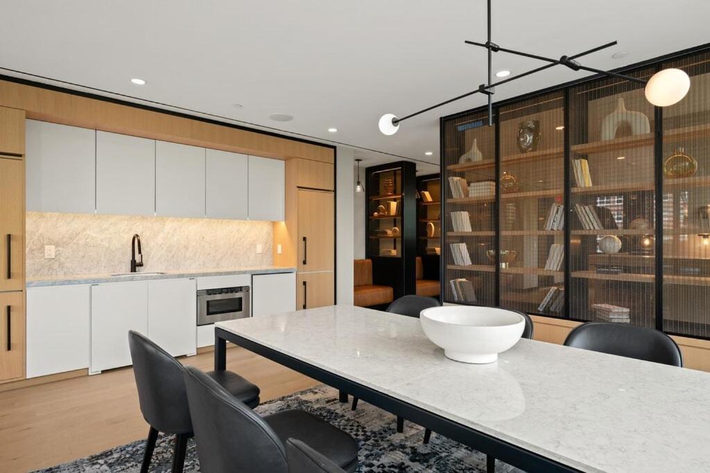 Modern Oasis With High End Amenities Apartment