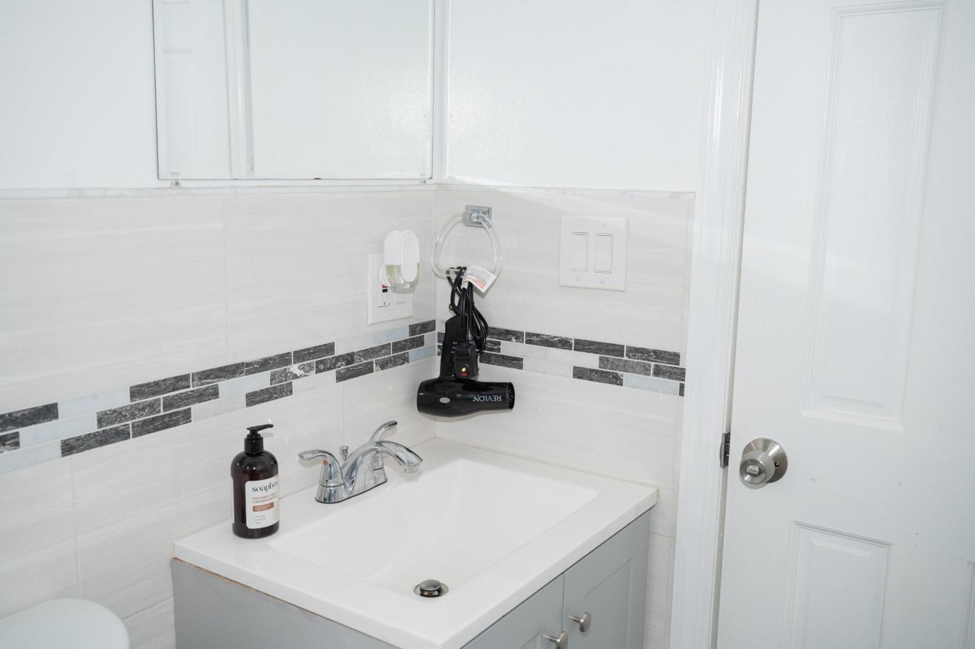 Homestay Ruby2 At Brighton 2min Walk To Ocean & Subway Chic *