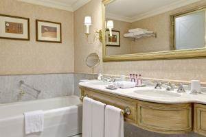Khách sạn Park West 3*