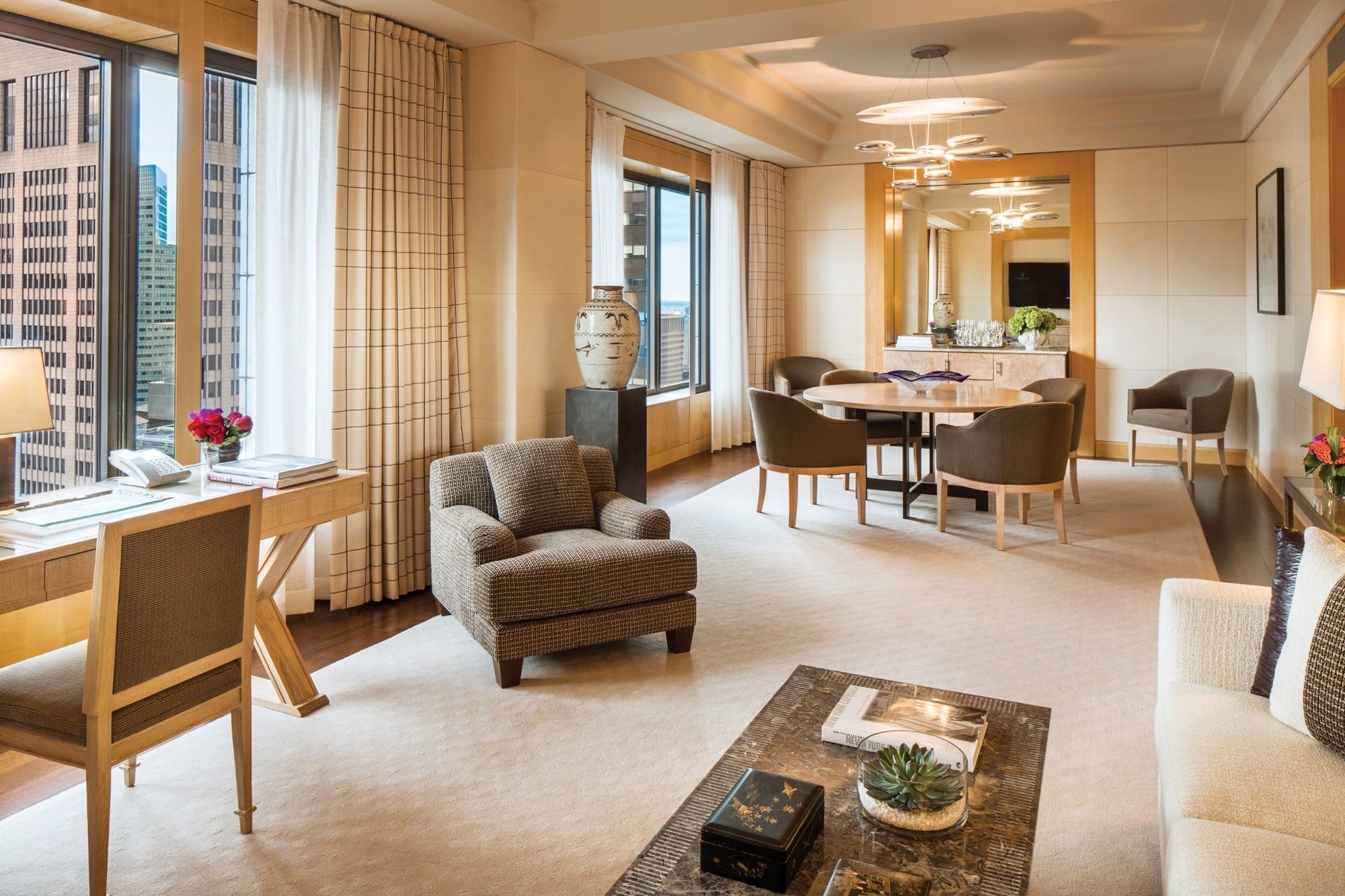 Four Seasons Khách sạn 5*