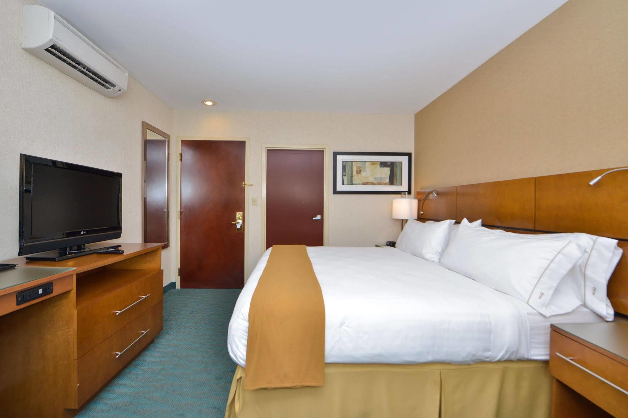 Khách sạn Express Kennedy Airport, An Ihg New York