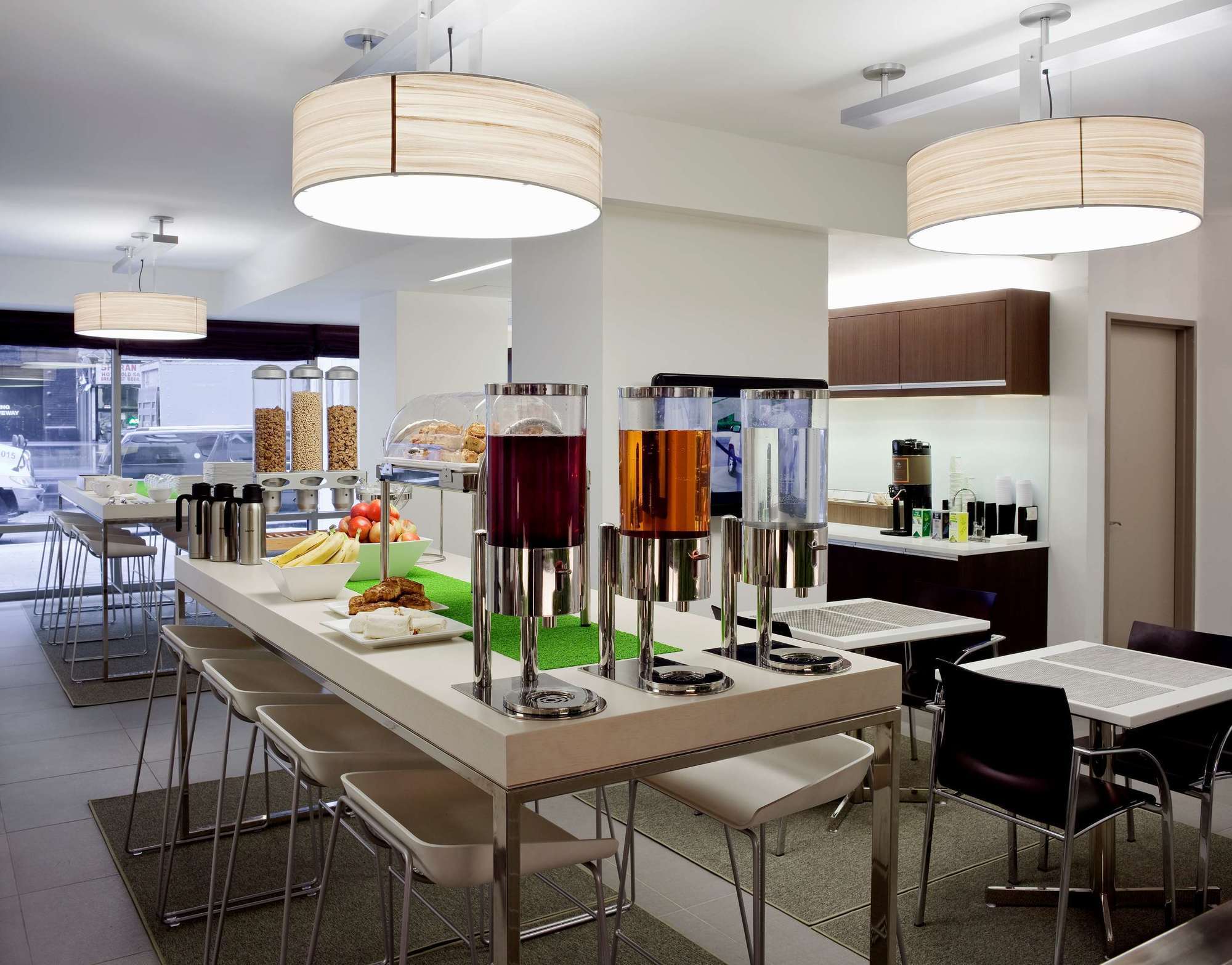 Element Times Square West Khách sạn 4*