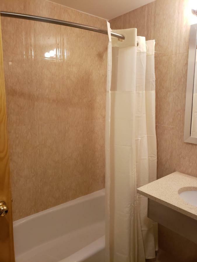Elmhurst Khách sạn 3*