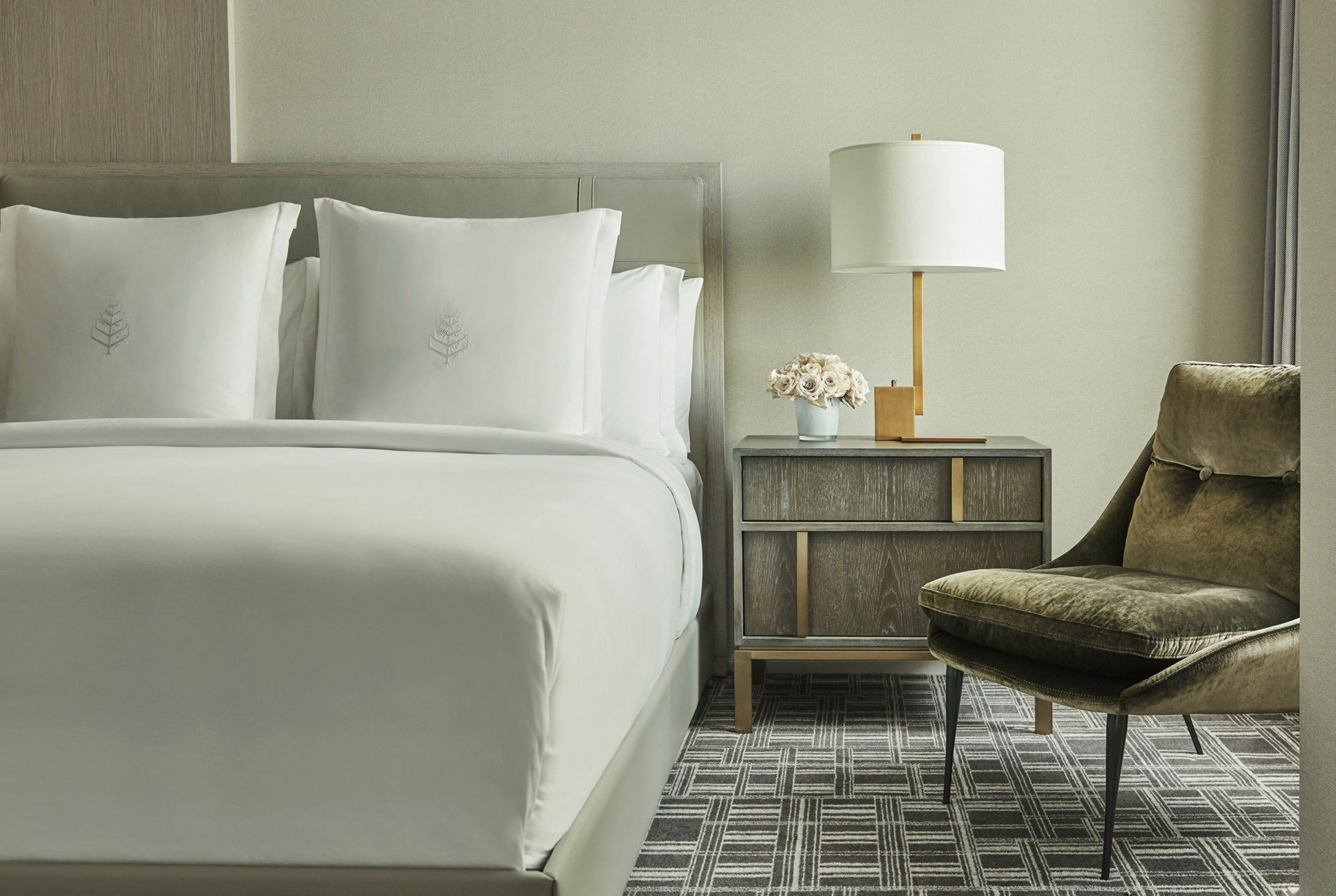 Khách sạn Four Seasons Downtown 5*