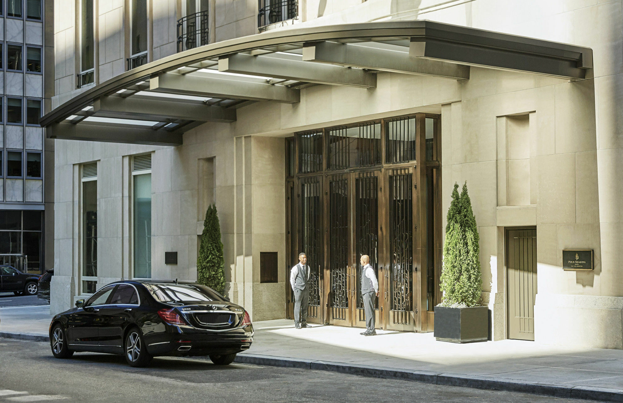 Four Seasons Downtown Khách sạn 5*