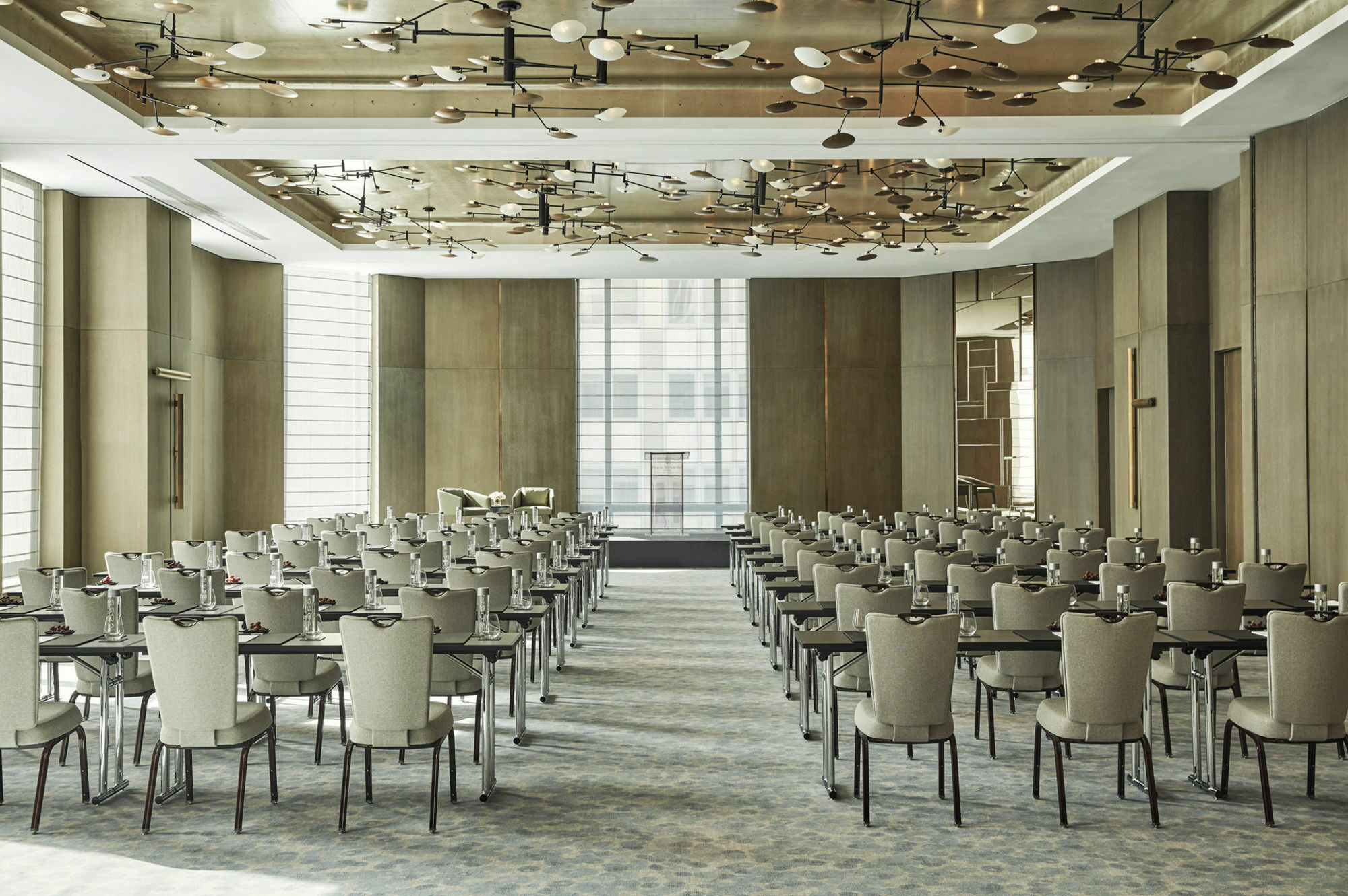 Khách sạn Four Seasons Downtown 5*