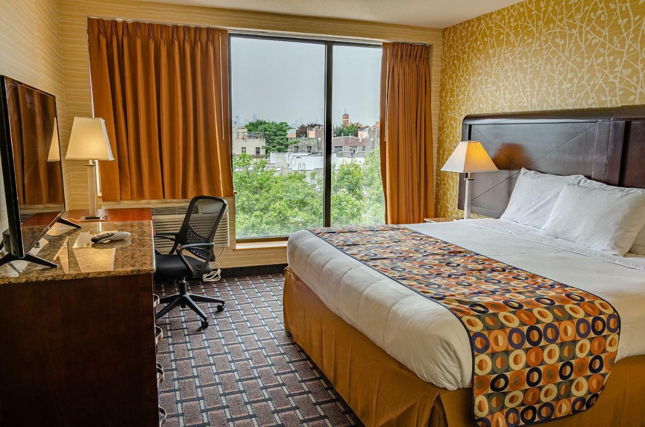 Elmhurst Khách sạn 3*